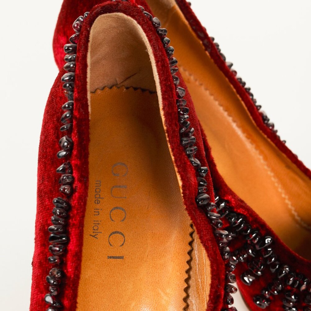 Gucci by Tom Ford S/S 1999 Burgundy Velvet Onyx Embellished Pumps - Picture 9 of 10
